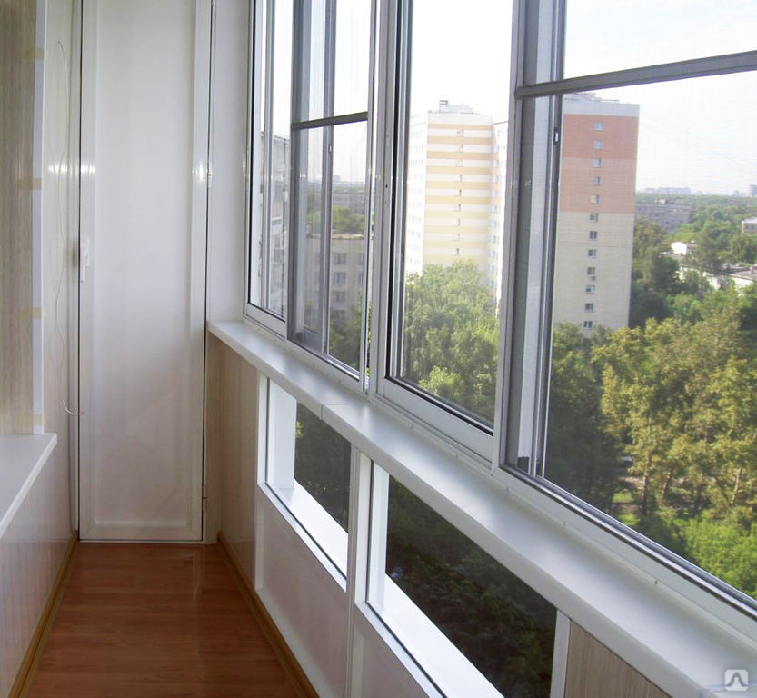 Балкон алюминиевый профиль цена. Остекление балконов. Пластиковый балкон. Застекленный балкон. Алюминиевый балкон.