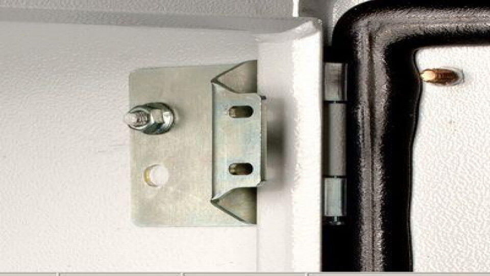 Аксессуары и комплектующие для щитов и шкафов DKC Держатель концевого выключателя R5MC для шкафов серии CE